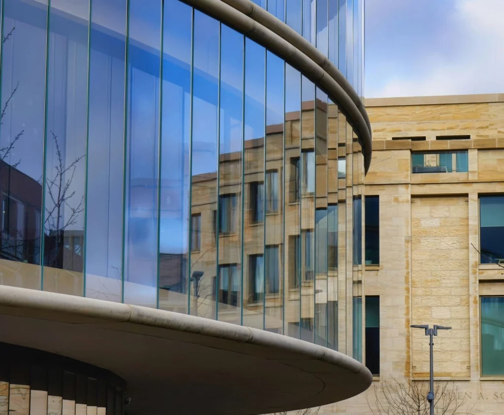 الواجهات الزجاجية في التصميم المعماري الحديث