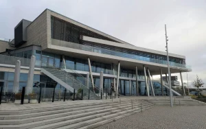 واجهات الزجاجية الحديثة